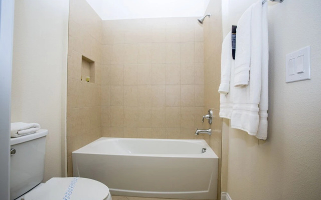 Fabulous Vacation Home  w/ Screened Pool Close To Disney 146