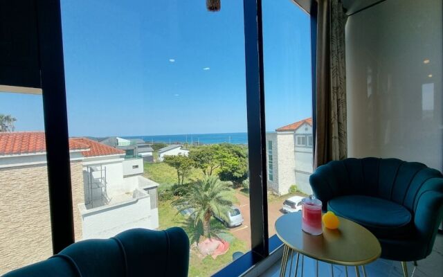 Memoria Pool Villa Family Pension