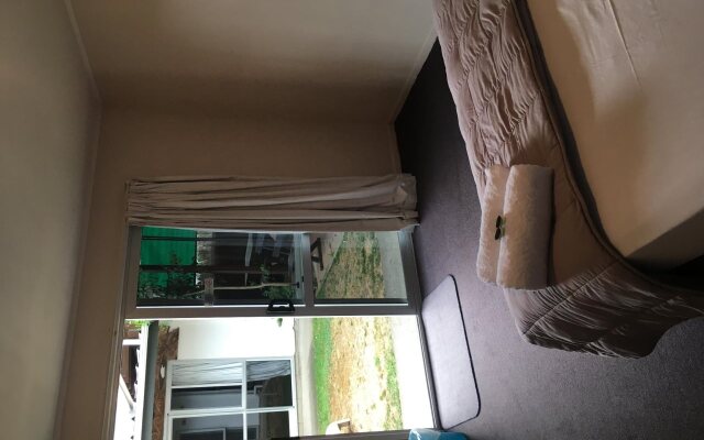 Beachcomber Lodge & Backpacker