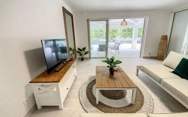 Marina Beach 2, between Anse Marcel marina and beach