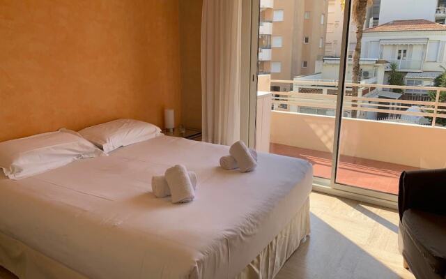 Sea View Flat, beach access by GuestReady