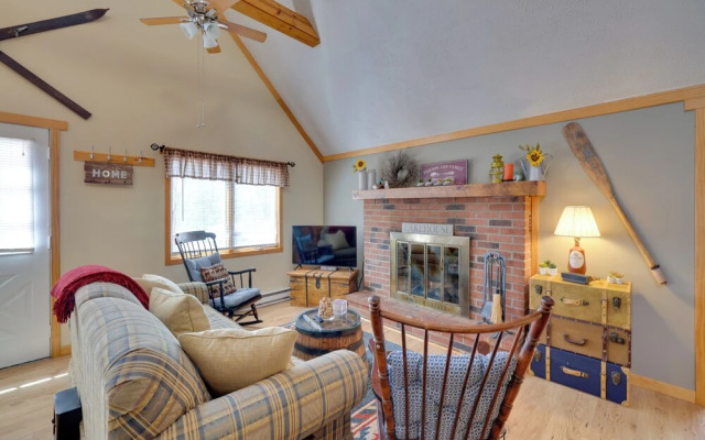 Walk to Beach: Pocono Lake Cabin w/ Pool Access!