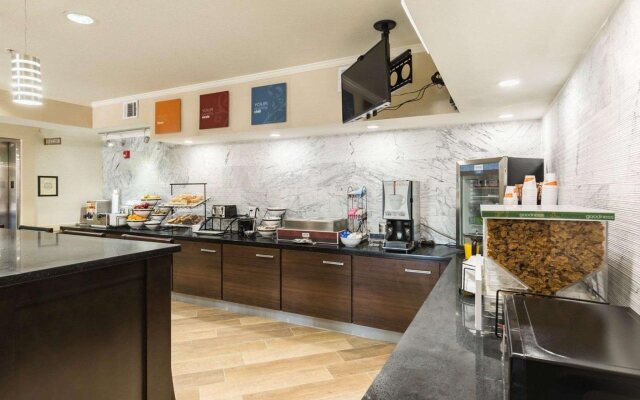 Econo Lodge Inn & Suites East