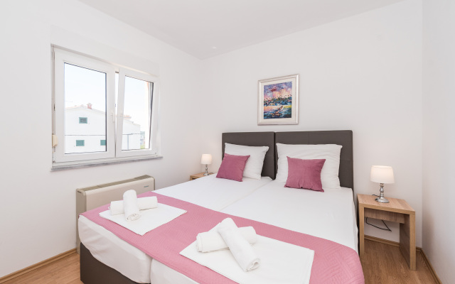 Apartment Gabriel 220m From the Beach