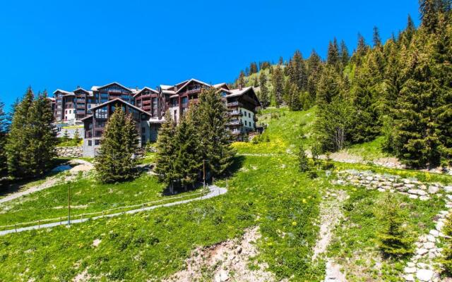 Charming 6th-floor 2-bedroom apartment with fireplace