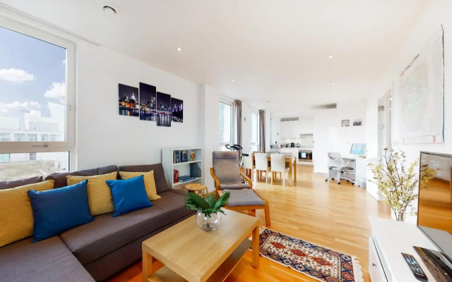 Lovely 2 bedroom flat with balcony in Stratford