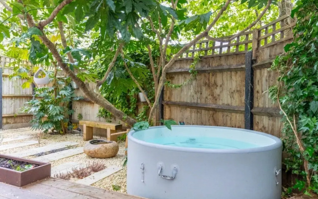 Chic 1BD Maisonette W/hot Tub, King's Cross!