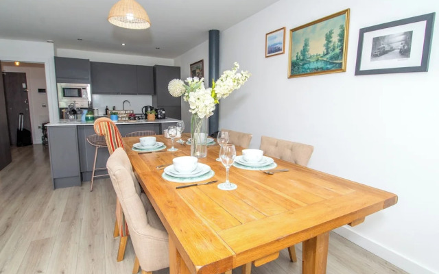 Apartment - Sleeps 4 - Parking - Workspace