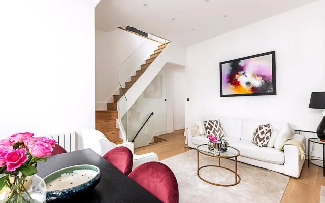 Elegant South Kensington Retreat w/ Outdoor Spaces