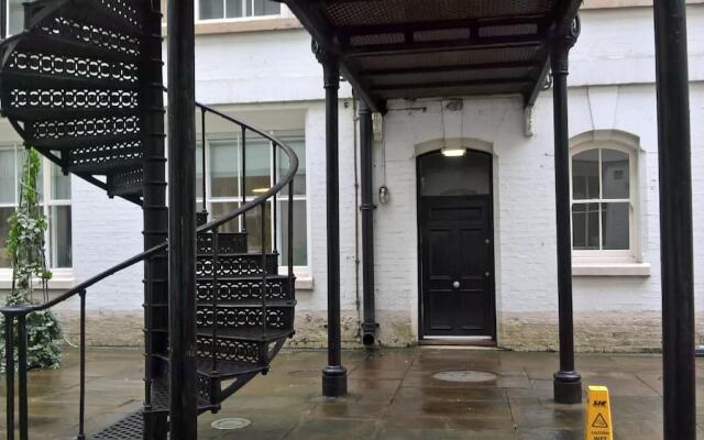 Stylish 93sqm 2 Bed Historical City Centre Flat