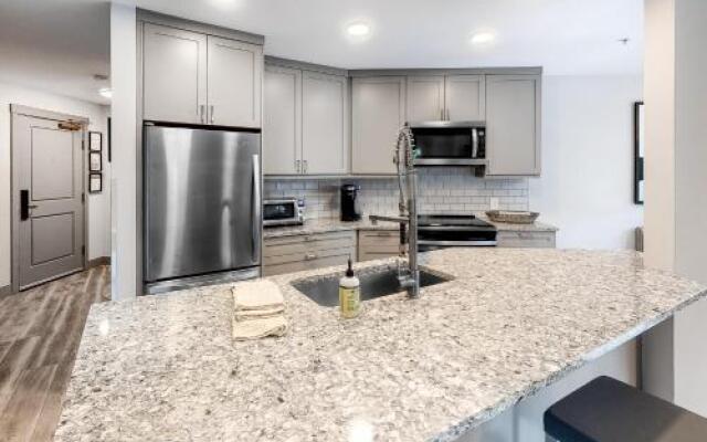 Eagle Springs East 206: White Fir Suite