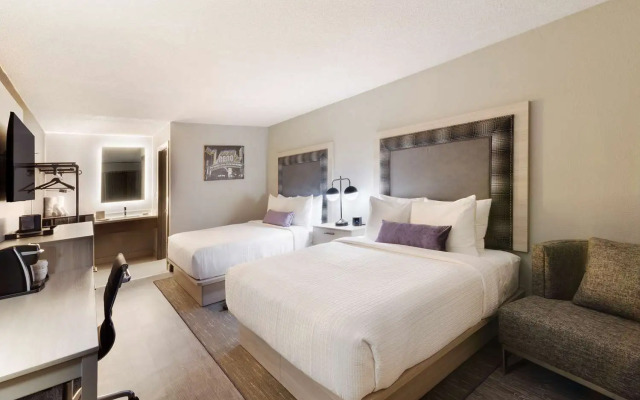 Super 8 by Wyndham Meadow Wood Courtyard