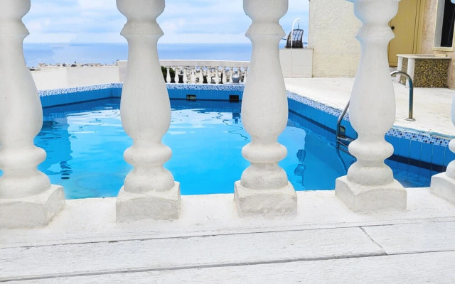 Room in Apartment - Breath Taking Views Standard Apartment for Adults Only, Families, Couples