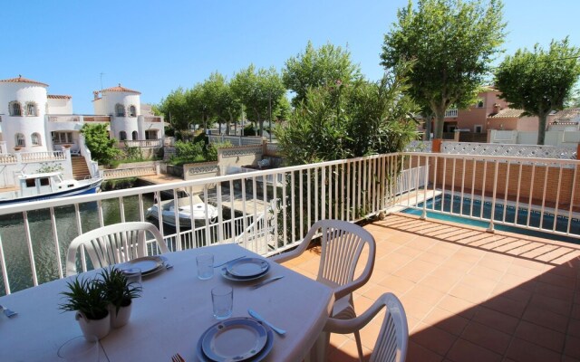 Luxurious Holiday Home in Empuriabrava With Private Pool