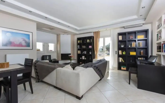 Beautiful 4-bed House With Private Pool in Naxos