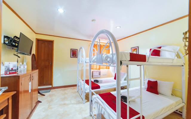 RedDoorz near Golden Sarok Shrine