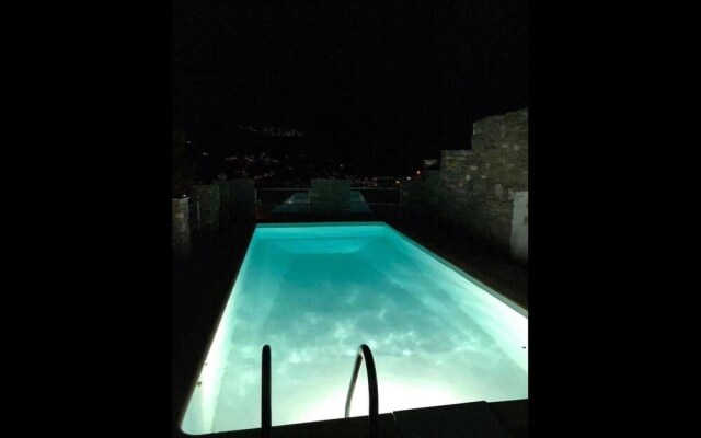 "Aura" apt in Stone Tower 1690 • Andros