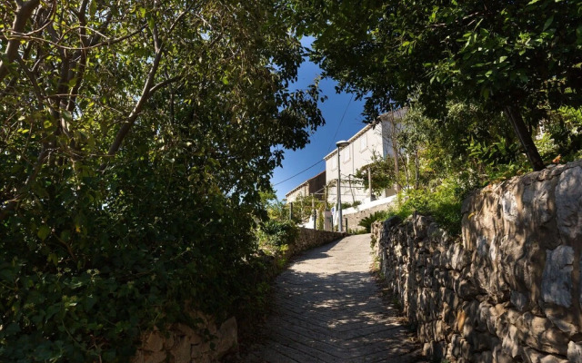 Restful Villa in Dalmatia With Garden