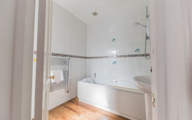 Holly-Wood Guest House