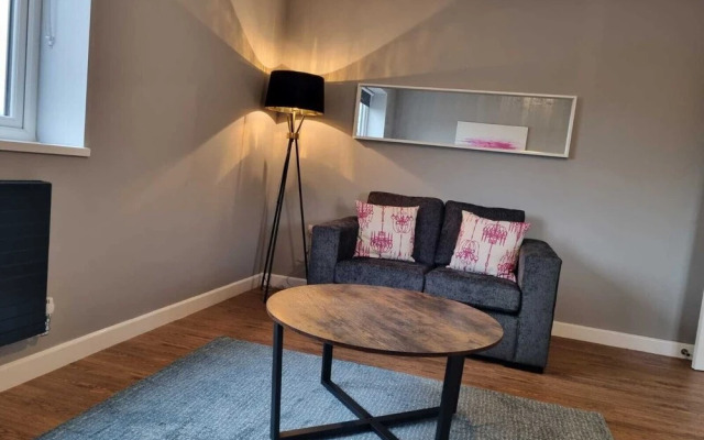 Charming 1-bed Apartment Near Redditch Town Centre