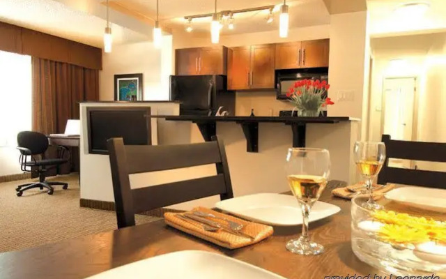 Place Louis Riel Suite