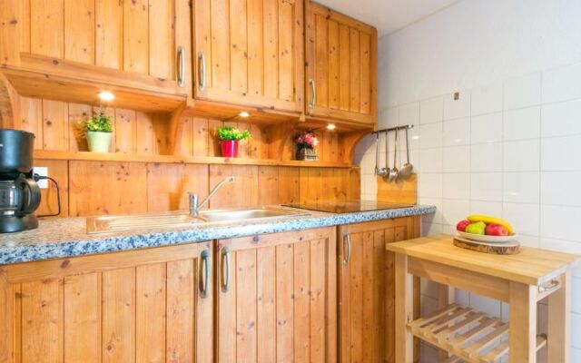 Roses Holiday Center 37940