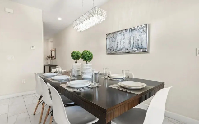 Upstay: Family-friendly 4BR Townhouse w Pool & BBQ