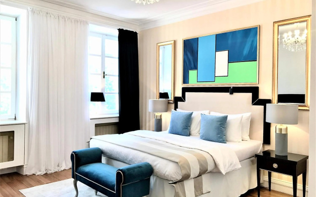 MONDRIAN Luxury Suites & Apartments Market Square IV