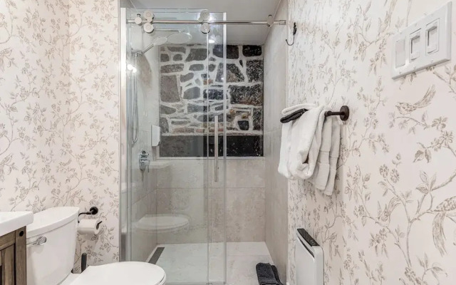 Elegant 1 Bedroom Suite