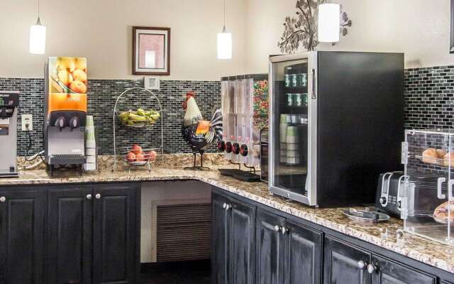 Econo Lodge Inn & Suites