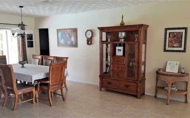 Hollywood Hills 4 Bedrooms 3 Bathrooms Home