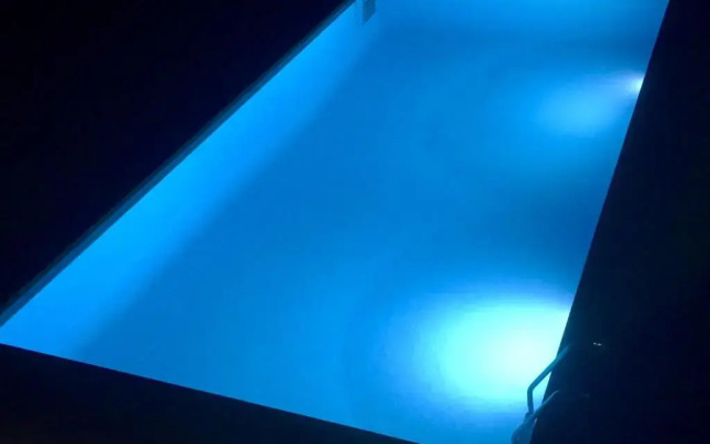 apartamento aislado jardín y piscina