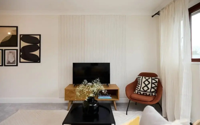 The Isleworth Place - Stunning 1bdr Flat With Balcony