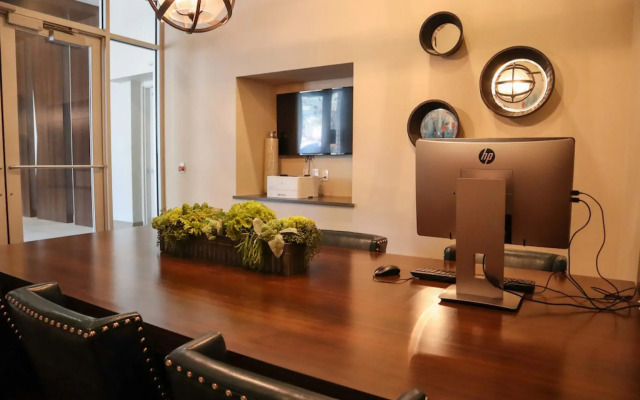 Modern 2BR Apartment Downtown Location