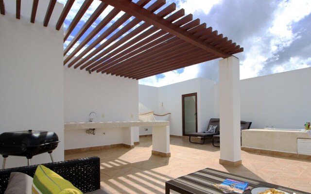 Private Rooftop Penthouse by Olahola