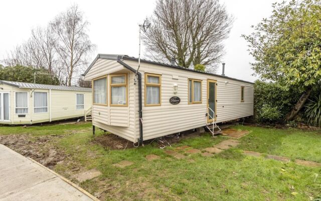 Serene Mobile Home in Hastings near Smugglers Adventure