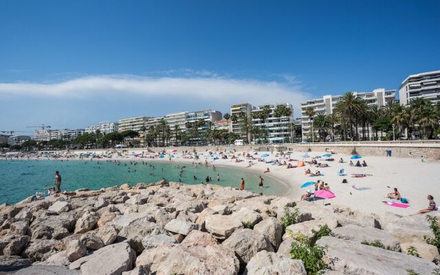 Art Deco Apartment terrace by Weekome