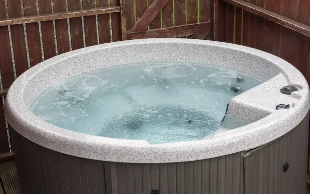 Conifer Lodge 25 With Hot Tub, Newton Stewart