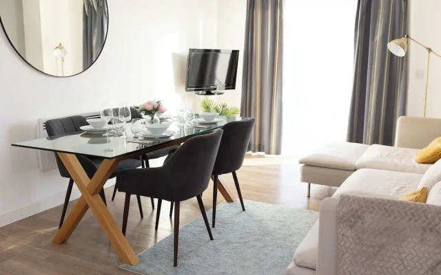 Stylish 2BR Apartment, Town Centre, Free Parking