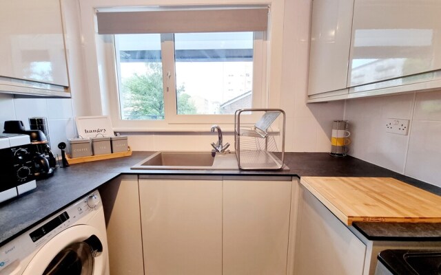 Airy Home with Free Parking in Glasgow