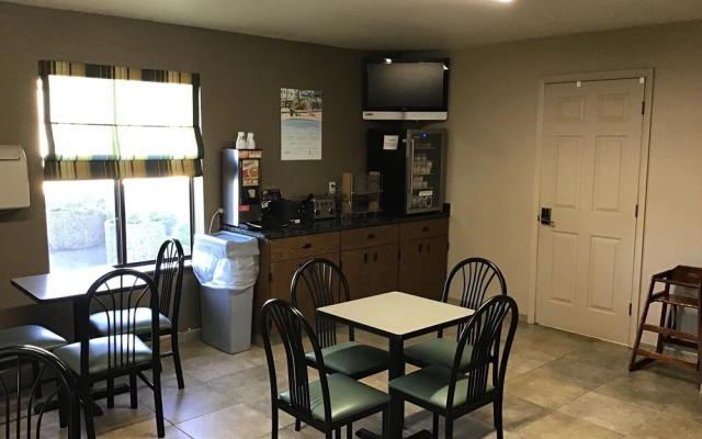 Super 8 by Wyndham Dillon