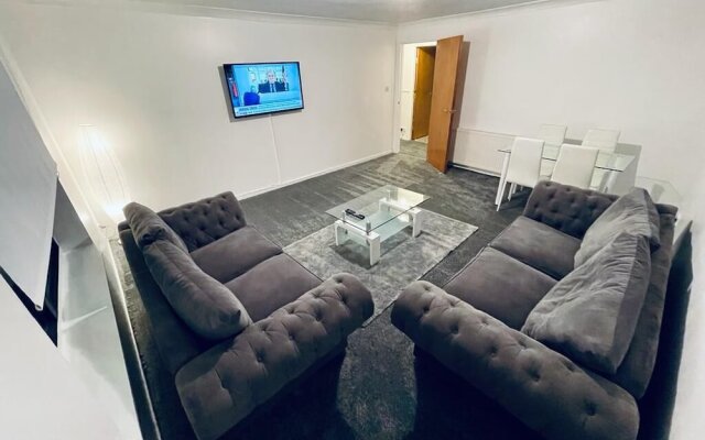 Modern 2 Bedroom Apartment With Free Parking