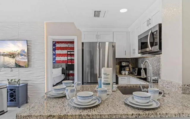 1802 Cozy Condo 3 min Universal