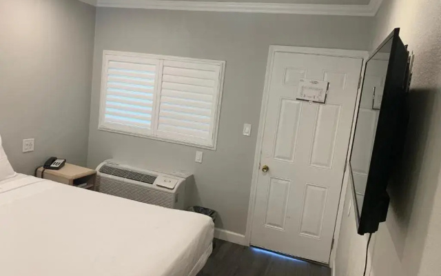 Elmwood Motel