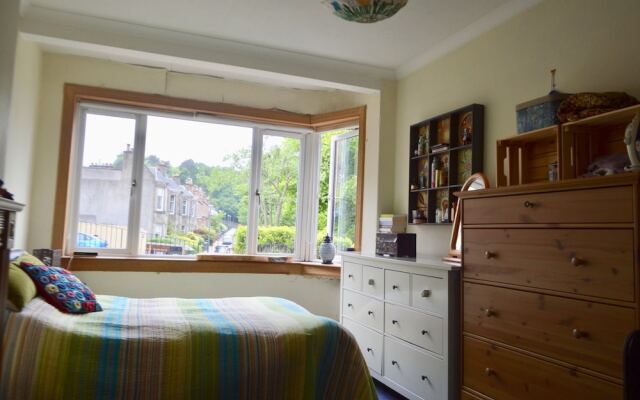 2 Bedroom Flat In Morningside With Private Garden