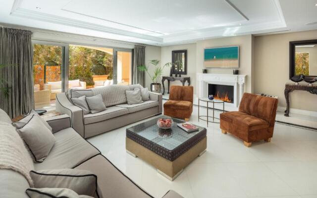 Cubo's Luxury Beach Front Duplex Puerto Banús