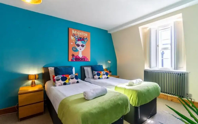 Pebble Mews House - Sleeps 6 to 8 Guests