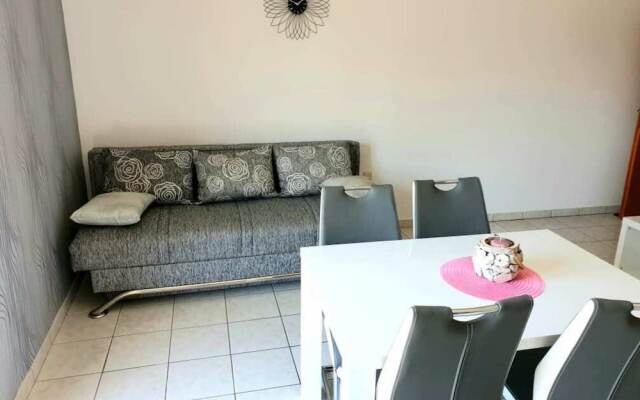 Lovely 1-bed Apartment With sea View in Srima