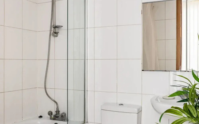 Penthouse With Views Across London