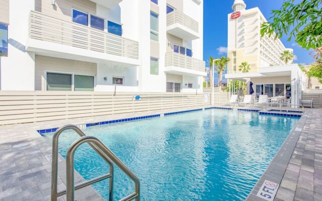 Tri-level Pompano Beach Townhouse by RedAwning